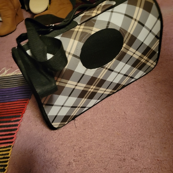 Small dog or cat carrier, zipper goes all the way around, see photo, weighs 3lbs - Picture 3 of 5